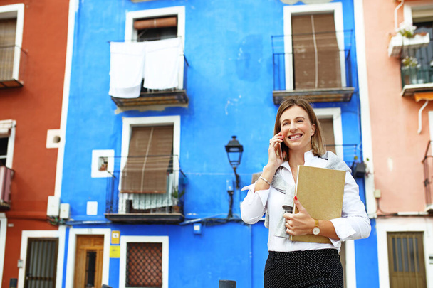 Real estate broker female businesswoman talking on the phone. - Zdjęcie, obraz