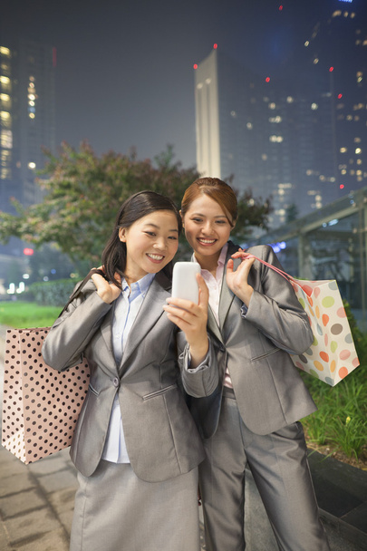 Femmes d'affaires prenant autoportrait avec téléphone portable
 - Photo, image
