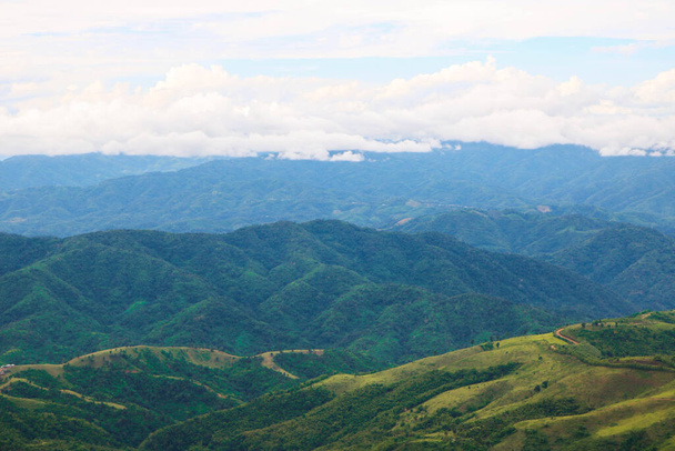 Vue panoramique des couches de montagne du paysage à la lumière du matin
 - Photo, image