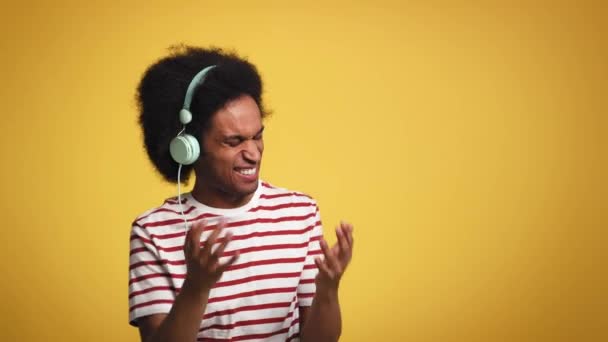 Video van Afrikaanse man die naar muziek en dansen luistert. Opgenomen met RED helium camera in 8K. - Video