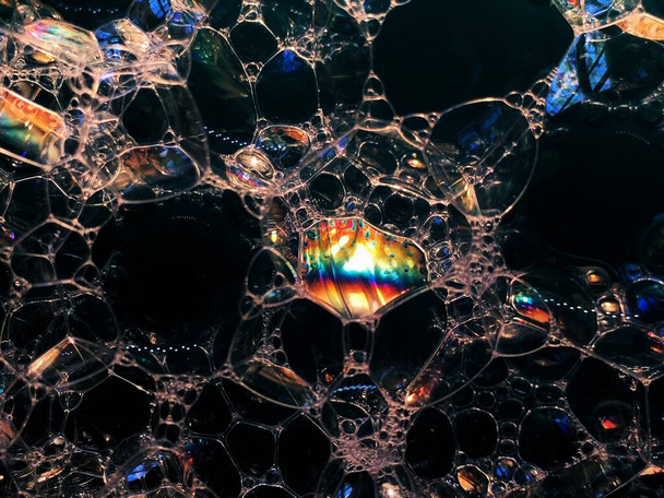 Мильні бульбашки на темному тлі. шумової плівки зерна так задумано, фонова текстура
 - Фото, зображення