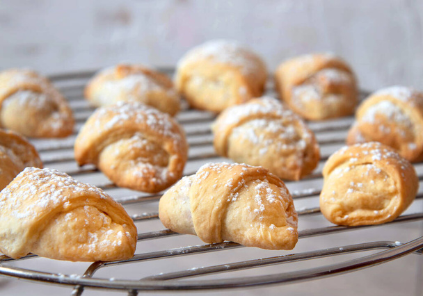 Domácí mini croissanty na chladicím regálu. Koncept cukrářské nabídky - Fotografie, Obrázek