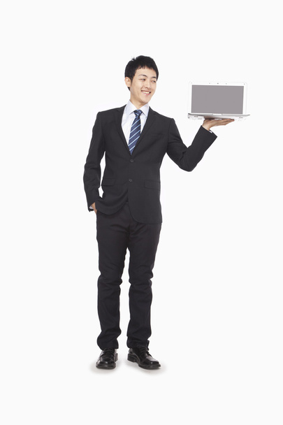 zakenman presenteren laptop - Foto, afbeelding
