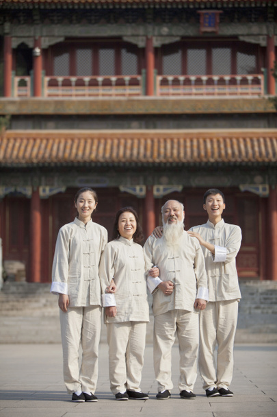 Popolo cinese con abiti Tai Ji
 - Foto, immagini