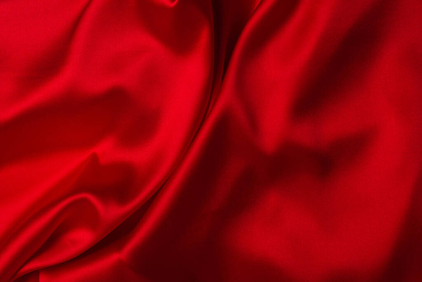Червоний шовк або атласна розкішна тканина може використовуватись як абстрактний фон. Вид зверху
. - Фото, зображення