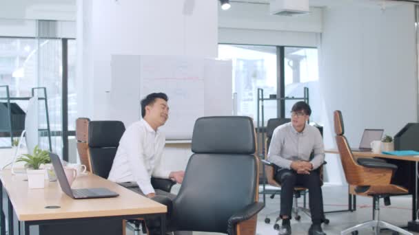 Azjatyccy biznesmeni rozmawiający ze stażystą rozmawiający o rozmowie kwalifikacyjnej z kolegami rozmawiającymi i rozmawiającymi na temat burzy mózgów na temat strategii sukcesu projektu w biurze. - Materiał filmowy, wideo