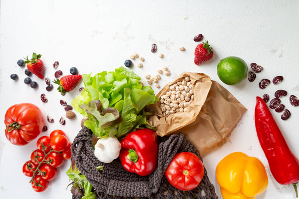 Eco shopping bag with fresh vegan food ingredients - Foto, Imagem