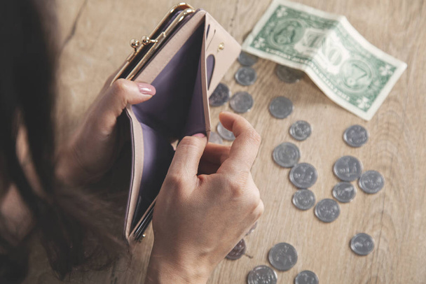 woman hand wallet with money on the desk - Foto, Imagem