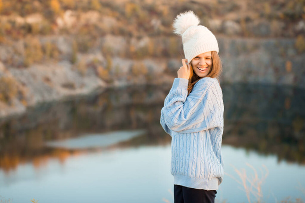 Retrato de invierno de mujer olorosa en sombrero blanco con gran bubo hace que la cara divertida al aire libre - Foto, imagen