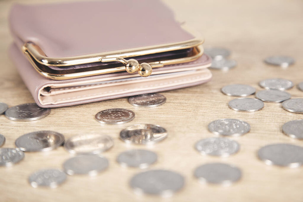монеты с бумажником на деревянном столе - Фото, изображение