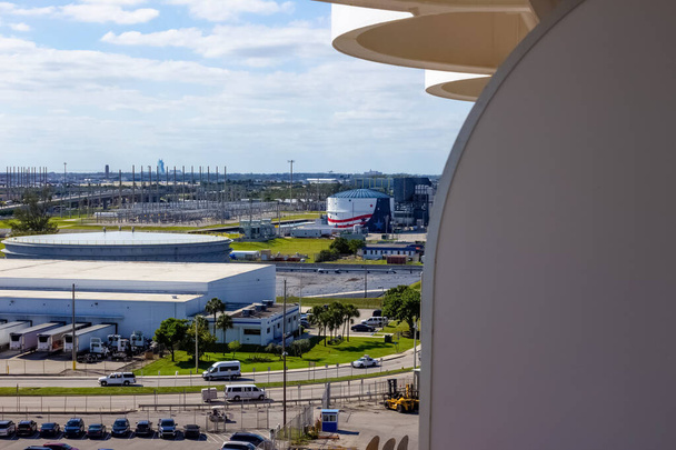 フロリダ州フォートローダーデールのポートエバーグレーズのターミナルのクルーズ船からの眺め - 写真・画像