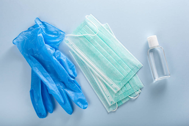 maschera medica protettiva, gel igienizzante e guanti. misure protettive contro virus, batteri - Foto, immagini