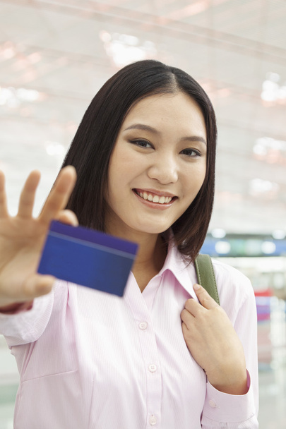 Businesswoman Showing Credit Card - Фото, зображення