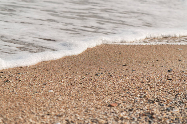 κύμα του γαλάζιου ωκεανού σε αμμώδη παραλία. Ιστορικό υφής. - Φωτογραφία, εικόνα