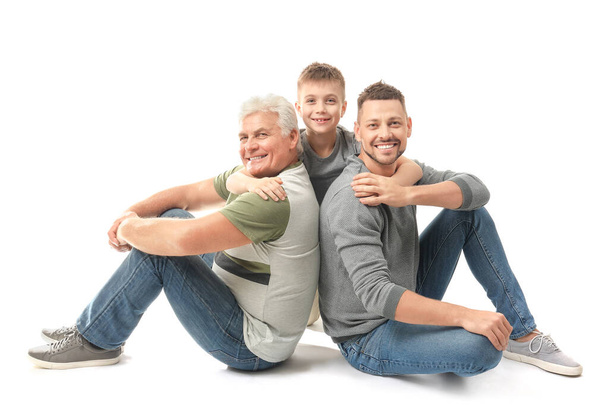 Homme avec son père et son fils sur fond blanc
 - Photo, image