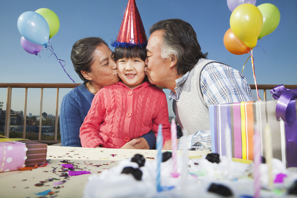 Isovanhemmat juhlivat tyttärentyttären syntymäpäivää
 - Valokuva, kuva