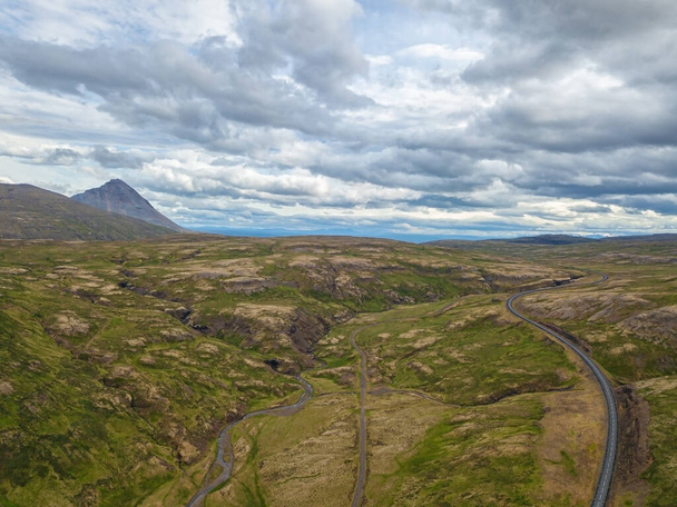 conducción de coches en hermosa carretera, fondo de viaje, paisaje panorámico aéreo de Islandia
 - Foto, Imagen