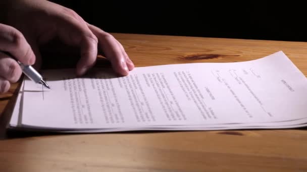 Unterschrift. Der Geschäftsmann unterschreibt den Vertrag mit einem Stift. Vertragsunterzeichnung. Geschäftsverhandlungen - Filmmaterial, Video