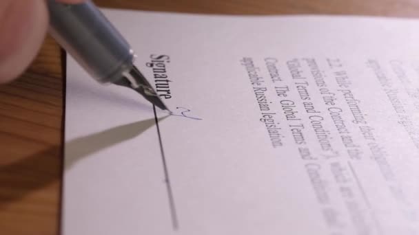 Unterschrift aus nächster Nähe. Der Geschäftsmann unterschreibt den Vertrag mit einem Stift. Vertragsunterzeichnung. Geschäftsverhandlungen - Filmmaterial, Video