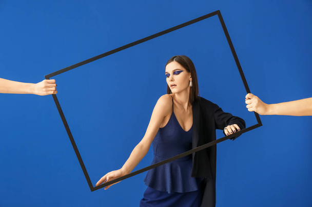 Portré divatos fiatal nő kék háttér - Fotó, kép