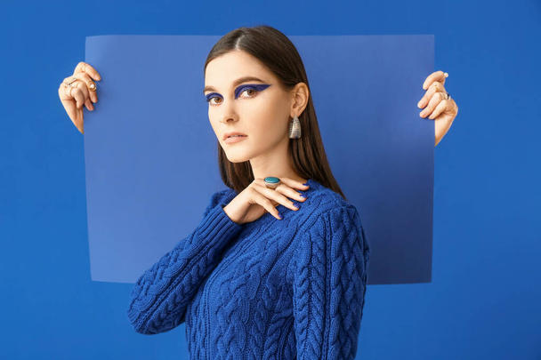 Portré divatos fiatal nő kék háttér - Fotó, kép
