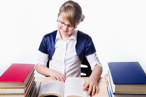 girl reading a book, learning - Foto, imagen