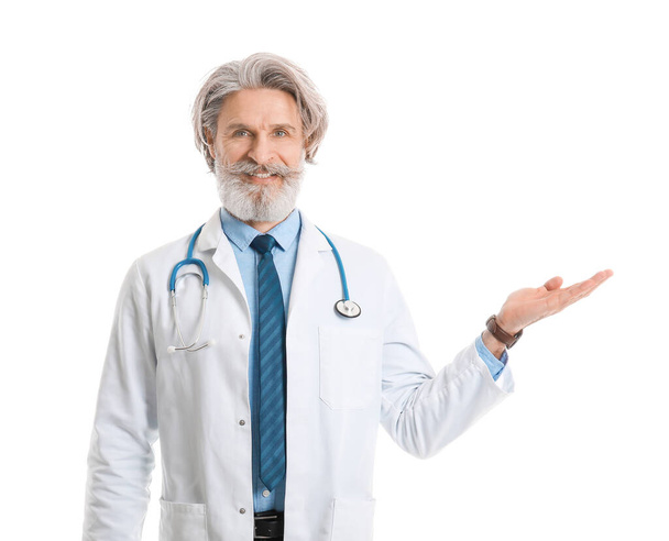 Портрет старшего врача-мужчины на белом фоне
 - Фото, изображение