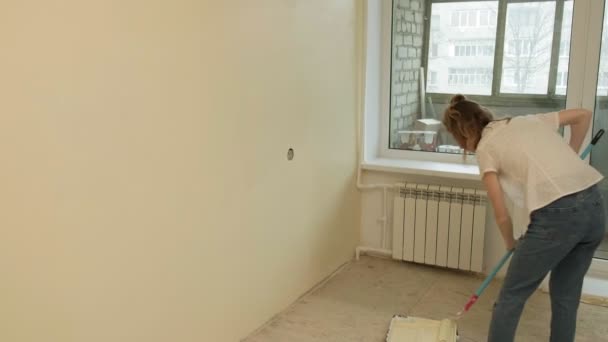Vrouwelijke huisschilders schilderen de muren in de kamer. - Video