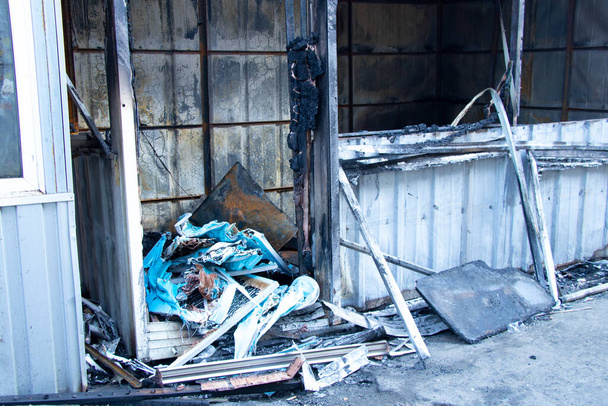 verbrande kiosk met koekjes na het stomen in de stad - Foto, afbeelding