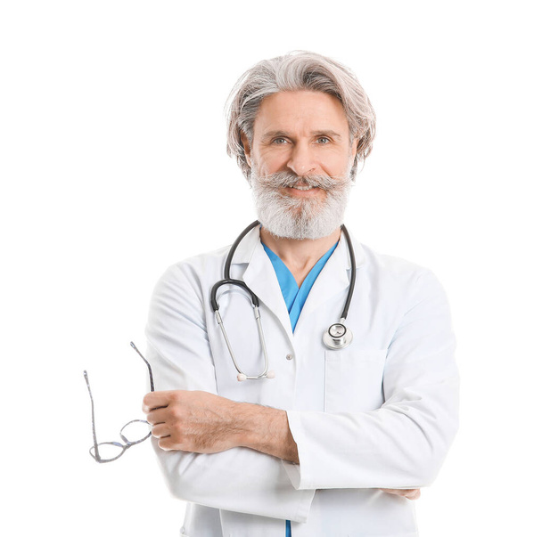 Πορτρέτο του ανώτερου άνδρα γιατρού σε λευκό φόντο - Φωτογραφία, εικόνα