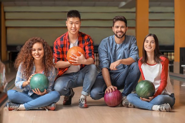 Portrait d'amis au bowling club
 - Photo, image