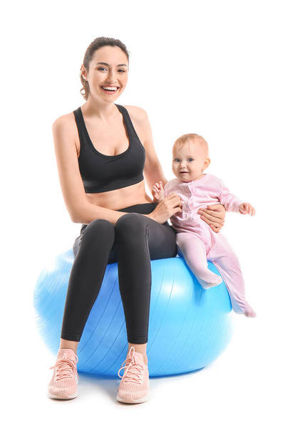 Giovane madre sportiva e il suo bambino facendo esercizi con fitball su sfondo bianco
 - Foto, immagini