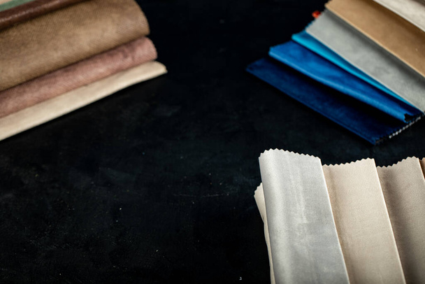 Пастельные, белые и синие цвета пошив кожаных тканей в каталоге
 - Фото, изображение