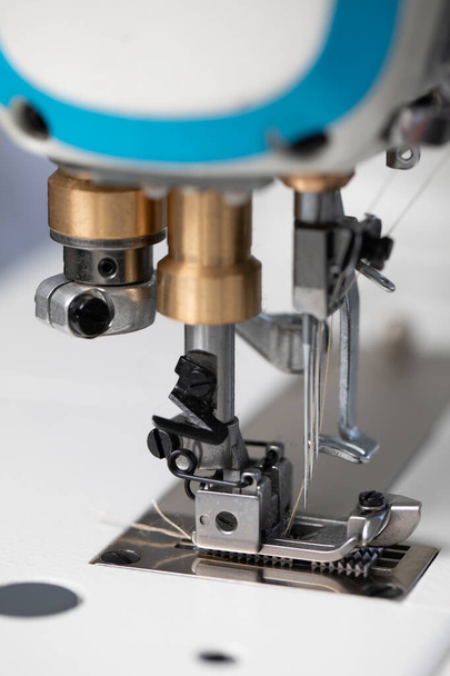 A specialized sewing machine for entrepreneurs who have large orders for fabric. - Foto, Imagem