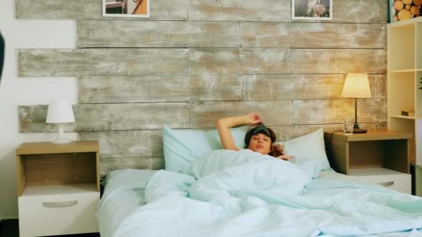 Gyönyörű nő kényelmes ágyban felébred - Felvétel, videó