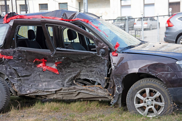 Rikottu rypistynyt auto oikealta puolelta vakavan onnettomuuden jälkeen, jossa on vääristynyt runko ja rikkoutuneet ikkunat, voimakkaan törmäyspuolen jälkeen
 - Valokuva, kuva