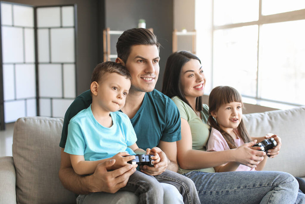 幸せな家族は自宅でビデオゲームをプレイ - 写真・画像