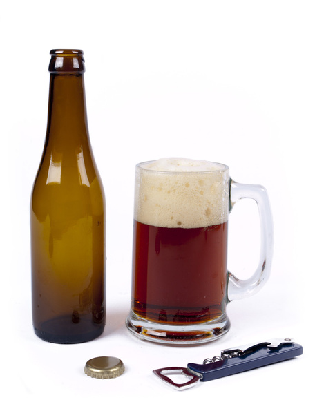 Пустая бутылка бока пива рядом с полным стаканом
 - Фото, изображение
