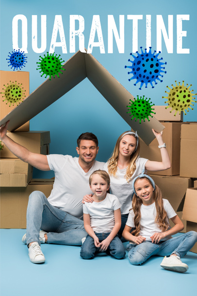 θετικοί γονείς που κρατούν χάρτινη οροφή πάνω από παιδιά σε μπλε χρώμα με κουτιά από χαρτόνι για μετεγκατάσταση, καραντίνα και απεικόνιση βακτηρίων  - Φωτογραφία, εικόνα