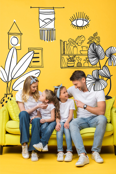 heureux parents parler avec adorable fille et fils tout en étant assis ensemble sur canapé sur jaune, illustration intérieure
 - Photo, image
