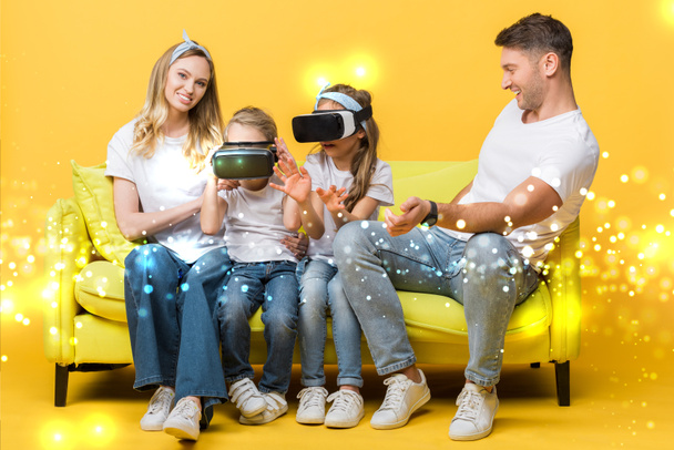 счастливые родители с детьми в наушниках виртуальной реальности, сидящие на диване на желтой, светящейся иллюстрации
 - Фото, изображение