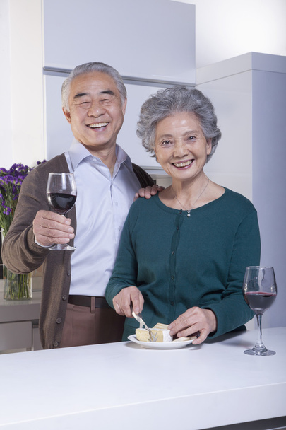 Oudere echtpaar drinkt wijn - Foto, afbeelding