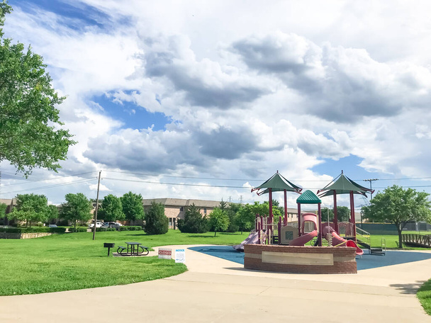 Geschlossener öffentlicher Park mit Kinderspielplatz als Coronavirus Covid-19, Wuhan-Virus bei Dallas, Texas, USA - Foto, Bild