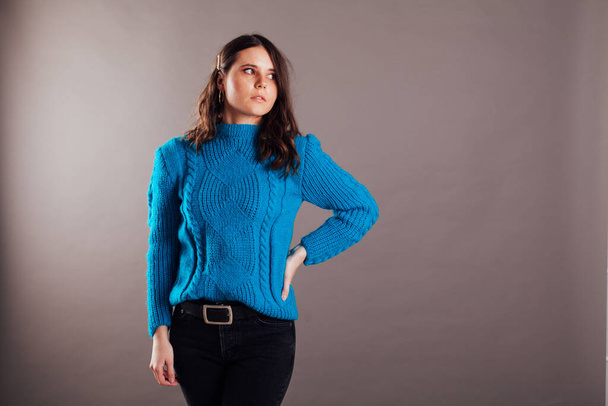 Hermosa mujer morena de moda en suéter azul
 - Foto, Imagen