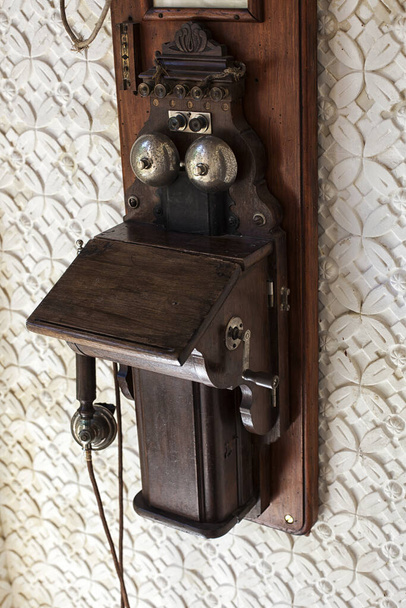 Antika, ahşap bir telefon duvarda asılı.. - Fotoğraf, Görsel