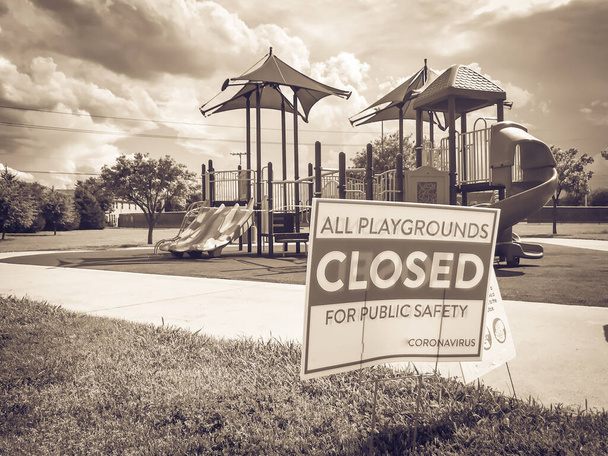 Gefiltertes Bild aller aus Gründen der öffentlichen Sicherheit geschlossenen Spielplätze als Coronavirus mit buntem Kinderpark im Hintergrund - Foto, Bild