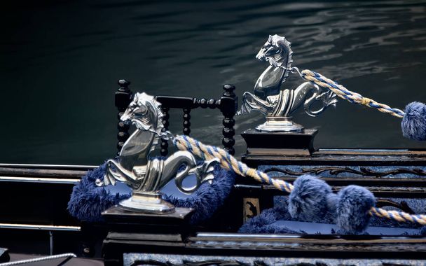 Caballos de mar: primer plano de una góndola tradicional, Venecia, Italia
 - Foto, imagen