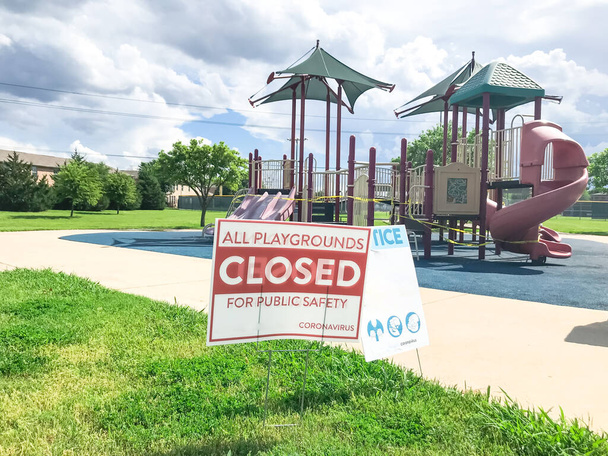 すべての遊び場は、カラフルな子供公園を背景にコロナウイルスとして公共の安全標識のために閉鎖されました - 写真・画像