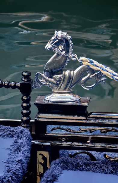 Pendant des siècles, la gondole a été un moyen de transport majeur et la motomarine la plus commune à Venise. Dans les temps modernes, les bateaux ont encore un rôle dans les transports en commun dans la ville
 - Photo, image