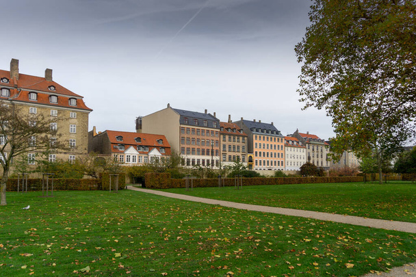 Rosenborg Castle Gardens tijdens de herfst. De Koningstuin, het oudste en meest bezochte park in het centrum van Kopenhagen, Denemarken. - Foto, afbeelding